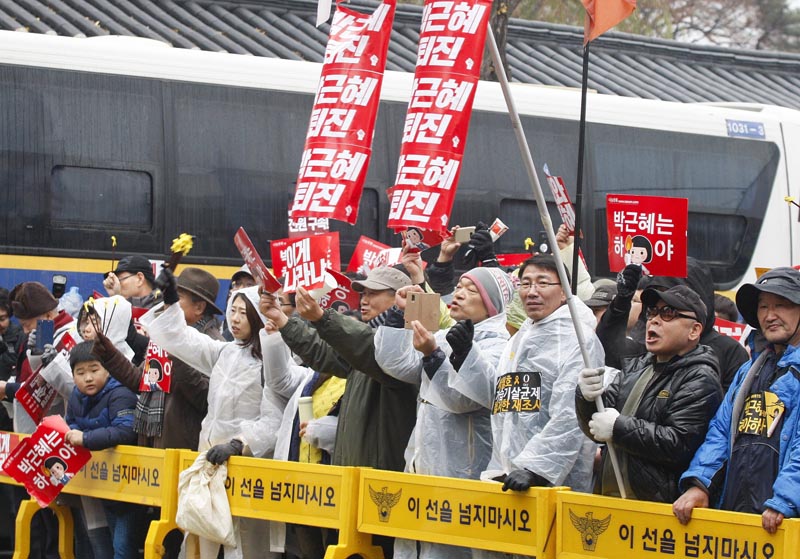 KHC014. Seoul (Korea, Republic Of), 26/11/2016.- South Koreans hold placards reading 'Park Geun-Hye Out' during a rally against South Korean President Park Geun-Hye on a main street in Seoul, South Korea, 26 November 2016. Protesters gathered to demand President Park's resignation after she has issued a rare public apology after acknowledging close ties to Choi Sun-sil, who is in the center of a corruption scandal. (Protestas, Seúl) EFE/EPA/KIM HEE-CHUL