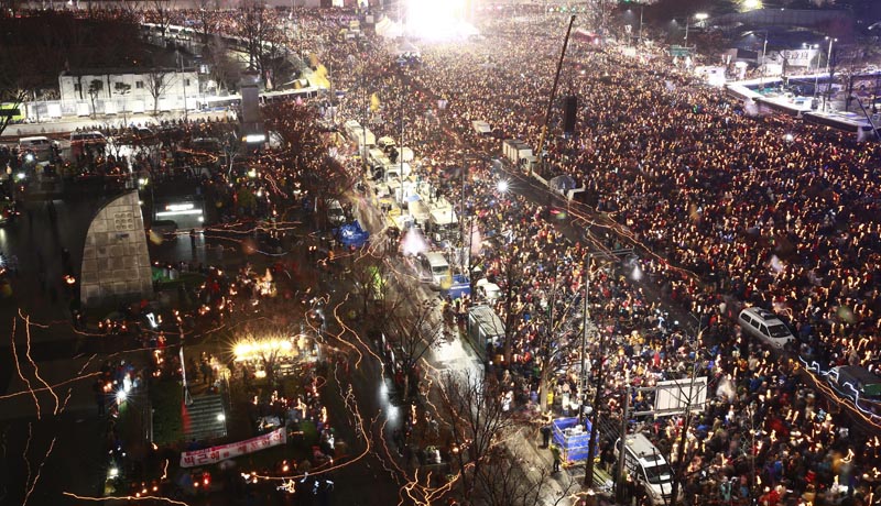 JHK01. Seoul (Republic Of), 26/11/2016.- South Koreans in a candlelight procession marching toward the presidential house during a rally against South Korean President Park Geun-Hye on a main street in Seoul, South Korea, 26 November 2016. The protesters gathered to demand South Korean President Park's resignation after she has issued a rare public apology 04 November, acknowledging close ties to Choi Sun-sil, who is in the center of a corruption scandal. (Protestas, Seúl) EFE/EPA/JEON HEON-KYUN/POOL