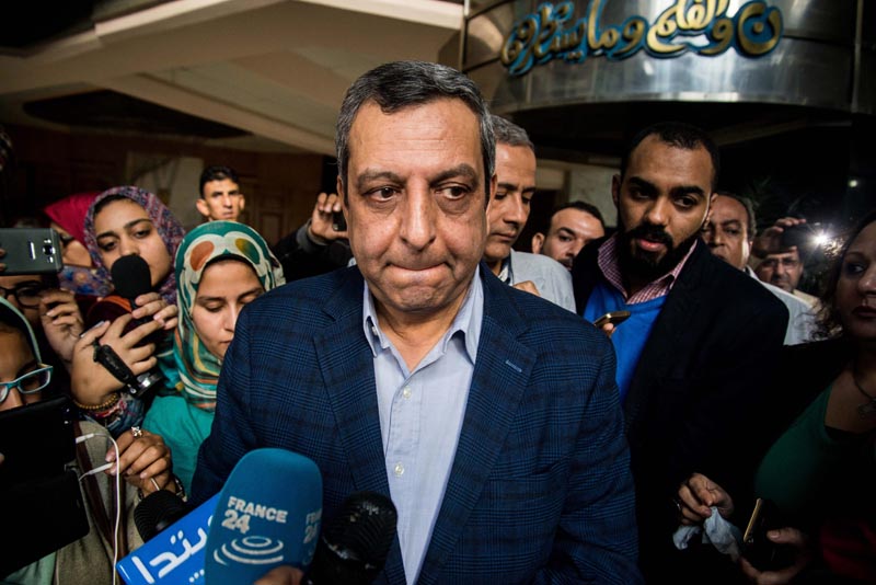 . Cairo (Egypt), 19/11/2016.- Yehia Kalash (C), head of Egyptian press syndicate speaks to reporters after he was sentenced to two years in prison, at the press syndicate headquarters, Cairo, Egypt, 19 November 2016. Reports on 19 November state Kalash, along two other press syndicate board members, were sentenced to two years in prison each on charges of sheltering two fugitive journalists inside the syndicate headquarters. The verdict can be appealed. (Egipto) EFE/EPA/MAHMOUD ABO ELDAHAB