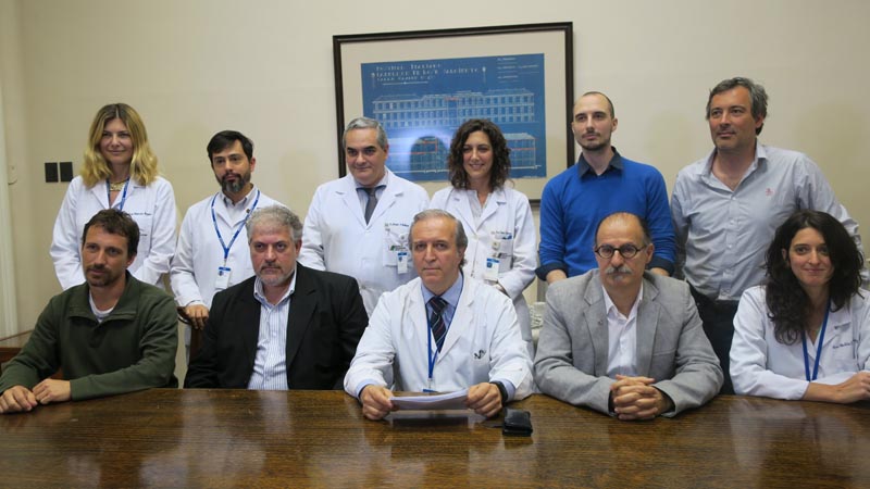 BAS100. BUENOS AIRES (ARGENTINA), 22/11/2016.- De izquierda a derecha y de arriba a abajo, los doctores del Hospital italiano, Valeria Beruto, Ventura Simonovich, Waldo H.Belloso y Paula Scibona; el ingeniero de la Universidad de Quilmes Patricio Colmegna; los doctores ingenieros de la Universidad de La Plata Fabricio Garelli y Hernán de Battista; el asesor principal del proyecto, de la Universidad de Virginia EE.UU, el Doctor Daniel Cherñavvsky; el Investigador clínico principal, el Doctor Luis Grosembacher; el Responsable Técnico Principal, el Doctor Ricardo S. Sánchez Peña y la Doctora del Hospital Italiano Cintia Rodríguez posan durante la presentación del primer estudio clínico del páncreas artificial hoy, martes 22 de noviembre de 2016, en Buenos Aires (Argentina), elaborado por centro de investigación médica en colaboración con hospitales de varios países de Europa y centros estadounidenses. EFE/Marina Guillén