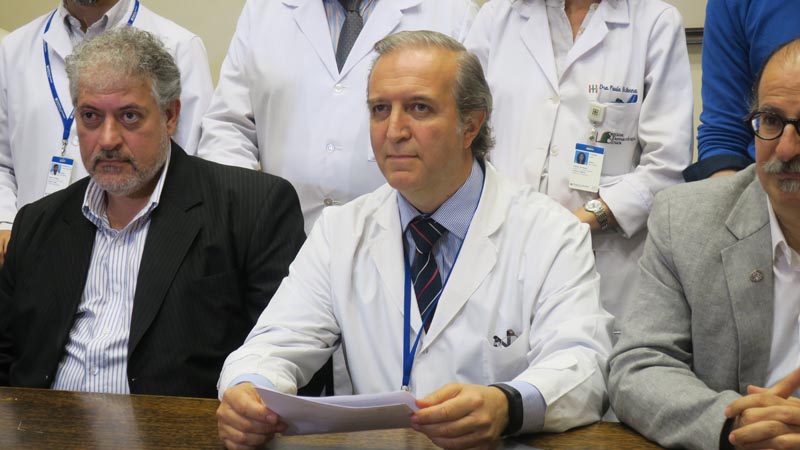 BAS101. BUENOS AIRES (ARGENTINA), 22/11/2016.- De izquierda a derecha, el asesor principal del proyecto, de la Universidad de Virginia EE.UU, el Doctor Daniel Cherñavvsky; el Investigador clínico principal, el Doctor Luis Grosembacher y el Responsable Técnico Principal, el Doctor Ricardo S. Sánchez Peña posan hoy, martes 22 de noviembre de 2016, durante la presentación del primer estudio clínico del páncreas artificial en Buenos Aires (Argentina), elaborado por centro de investigación médica en colaboración con hospitales de varios países de Europa y centros estadounidenses. EFE/Marina Guillén