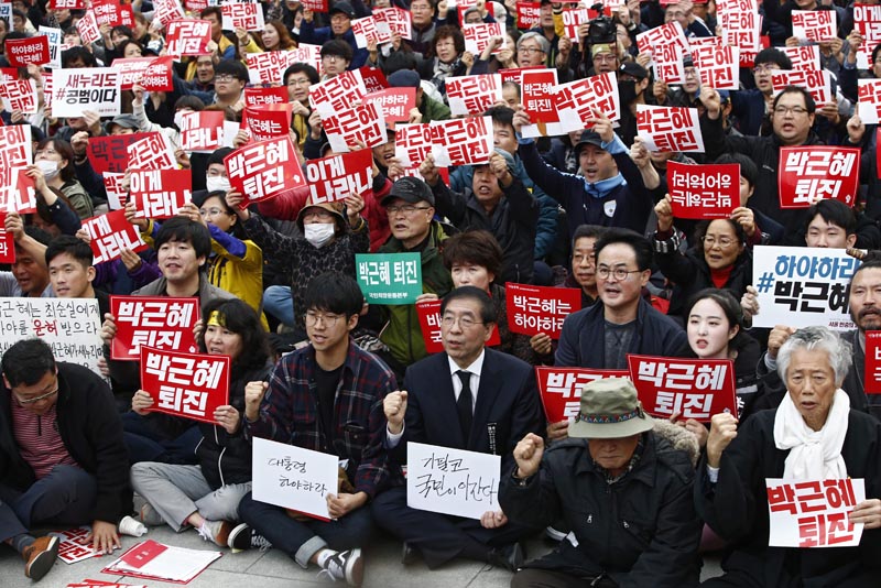 JHK02. Seoul (Republic Of), 05/11/2016.- Seoul mayor Park Won-Soon (front-C) attends a rally as protesters carry placards reading 'Park Geun-Hye Out', during a rally against South Korean President Park Geun-Hye on the main street in Seoul, South Korea, 05 November 2016. The protesters gather to demand South Koreans President Park resignation after she has issued a rare public apology after acknowledging close ties to Choi Sun-sil, who is in the center of a corruption scandal. (Protestas, Seúl) EFE/EPA/JEON HEON-KYUN