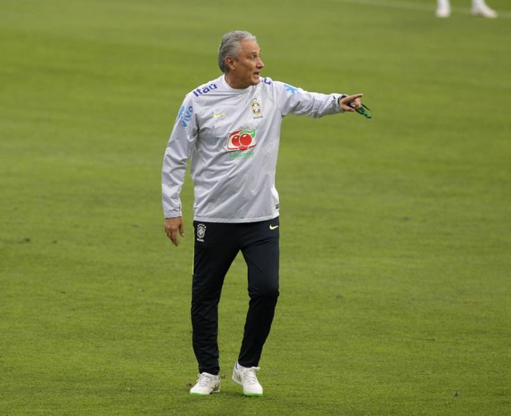 LIM01. LIMA (PERÚ), 14/11/2016.- El entrenador de la selección de fútbol de Brasil Tite es visto hoy, lunes 14 de noviembre de 2016, durante una sesión de entrenamiento en el Estadio Nacional de Lima (Perú). Brasil enfrentará a Perú mañana, martes 15 de noviembre de 2016. EFE/GERMÁN FALCÓN