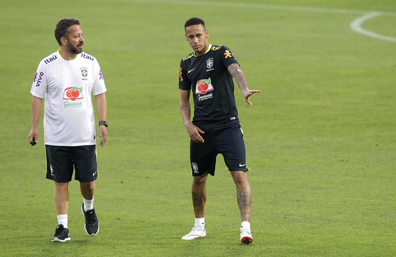 LIM01. LIMA (PERÚ), 14/11/2016.- El jugador de la selección de fútbol de Brasil, Neymar (d), es visto junto a un miembro del comando técnico hoy, lunes 14 de noviembre de 2016, durante una sesión de entrenamiento en el Estadio Nacional de Lima (Perú). Brasil enfrentará a Perú mañana, martes 15 de noviembre de 2016. EFE/GERMÁN FALCÓN