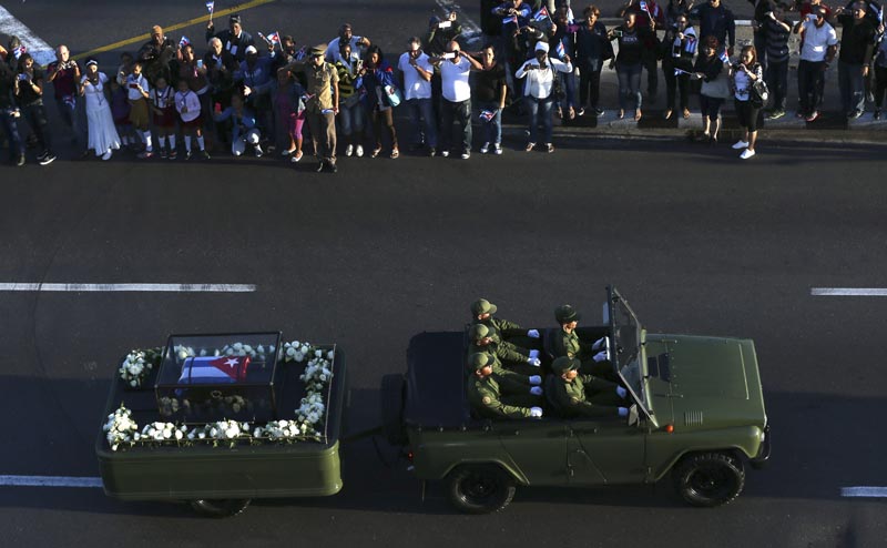 HAB43 - LA HABANA (CUBA) 30/11/2016.- Miles de personas asisten hoy, miércoles 30 de noviembre de 2016, al paso de las cenizas del fallecido líder cubano Fidel Castro en La Habana (Cuba). Las cenizas de Castro partieron hoy desde la emblemática Plaza de la Revolución de la capital cubana para el viaje de cuatro días en caravana por toda la isla, un cortejo fúnebre que terminará en Santiago de Cuba, donde se celebrará su funeral el próximo domingo. EFE/Orlando Barría