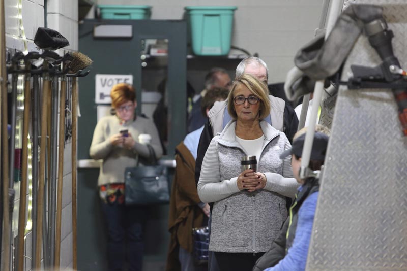 SCM04 INDIANAPOLIS (EE.UU.), 08/11/2016.- Unos ciudadanos estadounidenses votan en un colegio electoral ubicado en un parque de bomberos durante la jornada de elecciones presidenciales en Estados Unidos, en Indianapolis (Indiana, EE.UU.) hoy, 8 de noviembre de 2016. los estadounidenses deben elegir hoy al 45 presidente de su país entre la demócrata Hillary Clinton y el republicano Donald Trump. EFE/Steve C. Mitchell