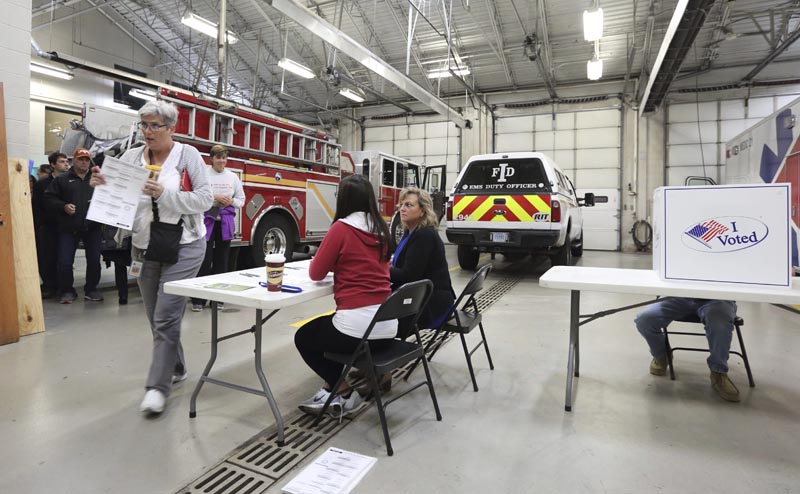 SCM02 INDIANAPOLIS (EE.UU.), 08/11/2016.- Unos ciudadanos estadounidenses votan en un colegio electoral ubicado en un parque de bomberos durante la jornada de elecciones presidenciales en Estados Unidos, en Indianapolis (Indiana, EE.UU.) hoy, 8 de noviembre de 2016. los estadounidenses deben elegir hoy al 45 presidente de su país entre la demócrata Hillary Clinton y el republicano Donald Trump. EFE/Steve C. Mitchell