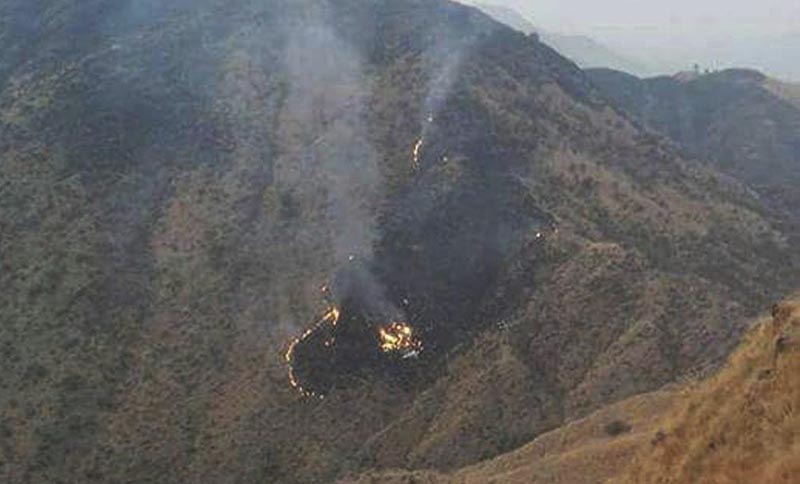 UET04 HAVELIAN (PAKISTÁN), 07/12/2016.- Vista de los restos del avión de la compañía aérea Pakistan International Airlines (PIA) tras estrellarse en Havelian, localidad situada al sur de Abbotabad, Pakistán, hoy, 7 de diciembre de 2016. Un avión se estrelló hoy en Pakistán con 40 personas a bordo cuando realizaba un trayecto entre Chitral (norte) e Islamabad, informaron hoy la Autoridad de Aviación Civil y varias fuentes. EFE/STRINGER MEJOR CALIDAD DISPONIBLE