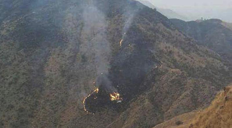 UET04 HAVELIAN (PAKISTÁN), 07/12/2016.- Vista de los restos del avión de la compañía aérea Pakistan International Airlines (PIA) tras estrellarse en Havelian, localidad situada al sur de Abbotabad, Pakistán, hoy, 7 de diciembre de 2016. Un avión se estrelló hoy en Pakistán con 40 personas a bordo cuando realizaba un trayecto entre Chitral (norte) e Islamabad, informaron hoy la Autoridad de Aviación Civil y varias fuentes. EFE/STRINGER MEJOR CALIDAD DISPONIBLE