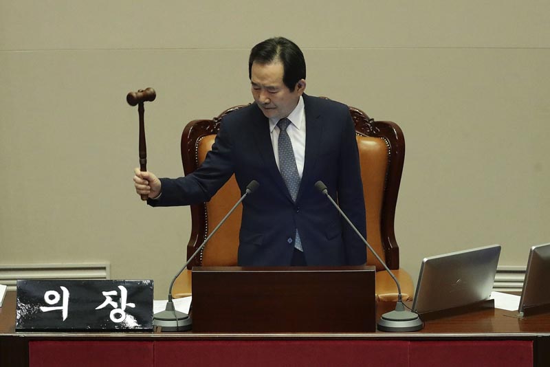 SE43 SEÚL (COREA DEL SUR) 09/12/2016.- El presidente de la Asamblea Nacional, Chung Sye-kyun, admite la propuesta de destitución de la presidenta surcoreana, Park Geun-hye, en la Asamblea Nacional en Seúl (Corea del Sur) hoy, 9 de diciembre de 2016. El Parlamento de Corea del Sur aprobó hoy con más de dos tercios de los votos la destitución de la presidenta Park Geun-hye, implicada en el grave escándalo de la "Rasputina coreana". El "sí" al proceso de destitución ganó con 234 papeletas a favor, 56 en contra, 7 votos nulos y 2 abstenciones poco más de una hora después de comenzar la sesión en la que votaron 299 de los 300 representantes de la cámara baja. La pelota cae ahora en el tejado del Tribunal Constitucional, donde al menos seis de sus nueve jueces deben dar el visto bueno a la decisión del parlamento, en un proceso que llevaría 180 días como máximo. EFE/Chung Sung-Jun / Pool