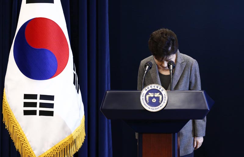 FILE SEÚL (COREA DEL SUR) 29/11/2016.- Imagen de archivo tomada el 29 de noviembre de 2016 muestra a la presidenta, Park Geun-Hye, al finalizar un discurso ante la nación el 29 de noviembre de 2016. El Parlamento de Corea del Sur aprobó hoy, 9 de diciembre de 2016, con más de dos tercios de los votos la destitución de la presidenta Park Geun-hye, implicada en el grave escándalo de la "Rasputina coreana". El "sí" al proceso de destitución ganó con 234 papeletas a favor, 56 en contra, 7 votos nulos y 2 abstenciones poco más de una hora después de comenzar la sesión en la que votaron 299 de los 300 representantes de la cámara baja. La pelota cae ahora en el tejado del Tribunal Constitucional, donde al menos seis de sus nueve jueces deben dar el visto bueno a la decisión del parlamento, en un proceso que llevaría 180 días como máximo. EFE/Jeon Heon-Kyun/Pool