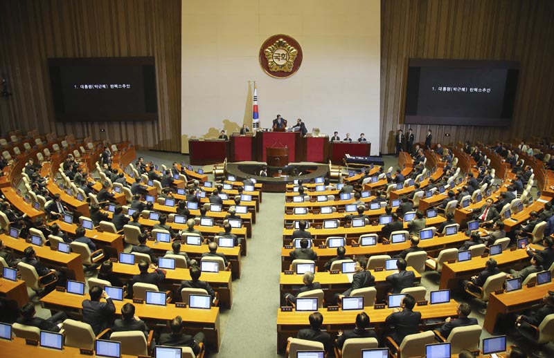 SE025 SEÚL (COREA DEL SUR) 09/12/2016.- Diputados esperan el resultado de la votación de la destitución de la presidenta surcoreana, Park Geun-hye, en la Asamblea Nacional en Seúl (Corea del Sur) hoy, 9 de diciembre de 2016. El Parlamento de Corea del Sur aprobó hoy con más de dos tercios de los votos la destitución de la presidenta Park Geun-hye, implicada en el grave escándalo de la "Rasputina coreana". El "sí" al proceso de destitución ganó con 234 papeletas a favor, 56 en contra, 7 votos nulos y 2 abstenciones poco más de una hora después de comenzar la sesión en la que votaron 299 de los 300 representantes de la cámara baja. La pelota cae ahora en el tejado del Tribunal Constitucional, donde al menos seis de sus nueve jueces deben dar el visto bueno a la decisión del parlamento, en un proceso que llevaría 180 días como máximo. EFE/Stringer PROHIBIDO SU USO EN COREA DEL SUR