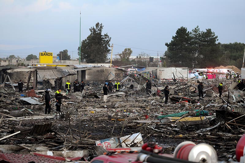 MEX19. TULTEPEC (MÉXICO), 20/12/2016.- Paramédicos de la Cruz Roja, integrantes del ejército mexicano, bomberos y miembros de Protección Civil trabajan hoy, martes 20 de diciembre de 2016, en la zona de una explosión registrada en un mercado de pirotecnia del municipio mexicano de Tultepec, en el Estado de México (México). La explosión dejo 29 personas fallecidas y unas 70 heridas. El presidente mexicano, Enrique Peña Nieto, expresó en la misma red social sus condolencias "a los familiares de quienes perdieron la vida en este accidente", así como sus "deseos de pronta recuperación para los lesionados". EFE/STR