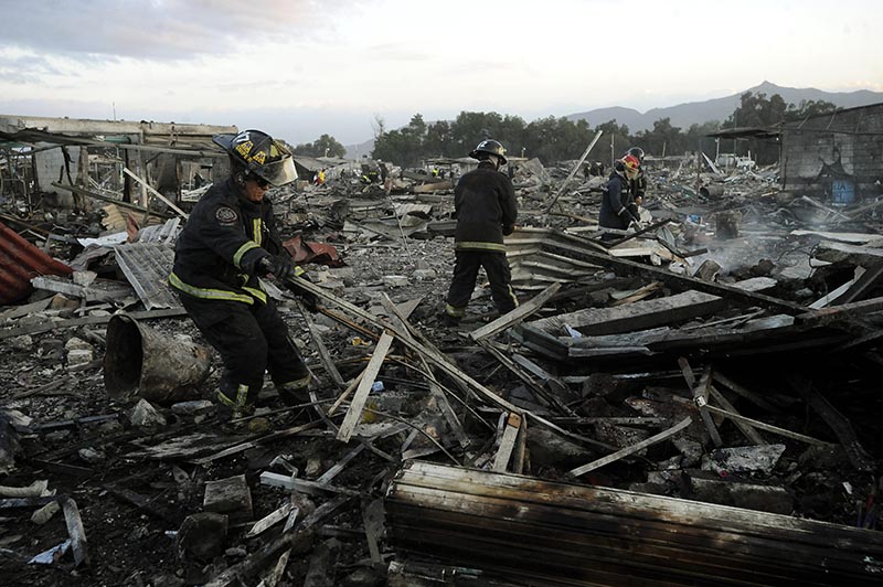 MEX17. TULTEPEC (MÉXICO), 20/12/2016.- Bomberos mexicanos trabajan hoy, martes 20 de diciembre de 2016, en la zona de una explosión registrada en un mercado de pirotecnia del municipio mexicano de Tultepec, en el Estado de México (México). La explosión dejo 29 personas fallecidas y unas 70 heridas. El presidente mexicano, Enrique Peña Nieto, expresó en la misma red social sus condolencias "a los familiares de quienes perdieron la vida en este accidente", así como sus "deseos de pronta recuperación para los lesionados". EFE/STR