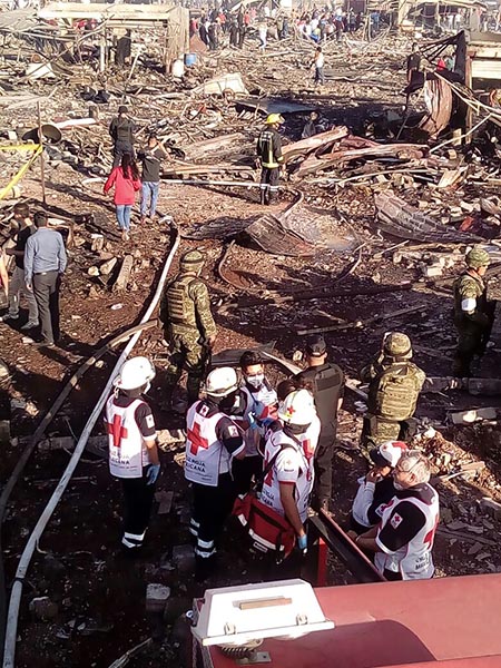 MEX12. TULTEPEC (MÉXICO), 20/12/2016.- Fotografía cedida por la Cruz Roja Mexicana de paramédicos de la Cruz Roja trabajando en la zona de la explosión en un mercado de pirotecnia hoy, martes 20 de diciembre de 2016, en el municipio mexicano de Tultepec, en el estado de México (México). La explosión dejó un saldo de 29 personas fallecidas y unas 70 heridas. El presidente mexicano, Enrique Peña Nieto, expresó sus condolencias "a los familiares de quienes perdieron la vida en este accidente", así como sus "deseos de pronta recuperación para los lesionados". EFE/Cruz Roja Mexicana/SOLO USO EDITORIAL