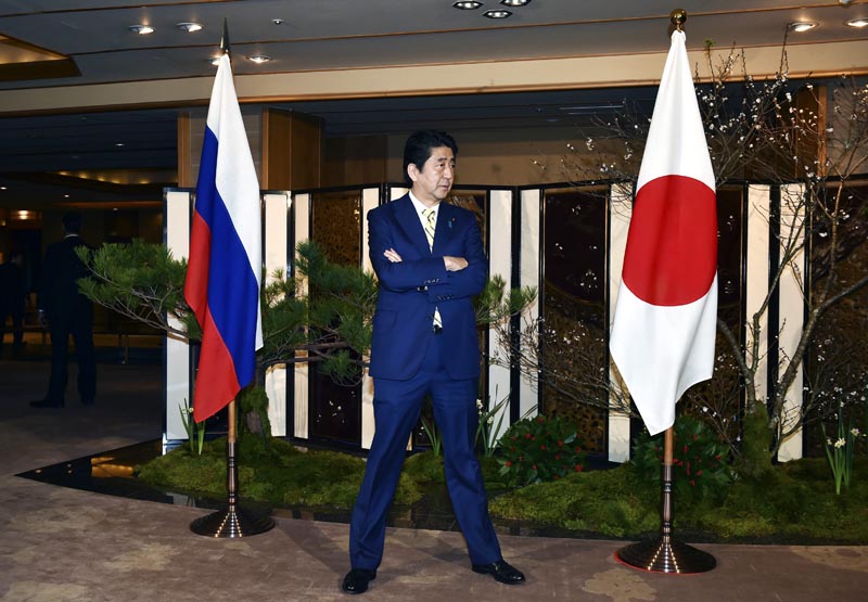 KN429 NAGATO (JAPÓN), 15/12/2016.- El primer ministro japonés, Shinzo Abe, espera la llegada del presidente ruso, Vladimir Putin, en Nagato (Japón) hoy, 15 de diciembre de 2016. EFE/Kazuhiro Nogi / Pool