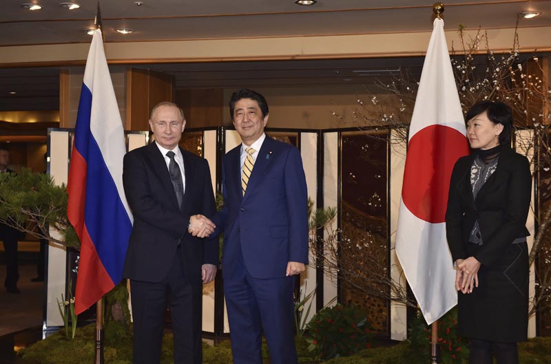 KN429 NAGATO (JAPÓN), 15/12/2016.- El presidente ruso, Vladimir Putin (i), es recibido por el primer ministro japonés, Shinzo Abe, antes del encuentro que mantuvieron en Nagato (Japón) hoy, 15 de diciembre de 2016. EFE/Kazuhiro Nogi / Pool