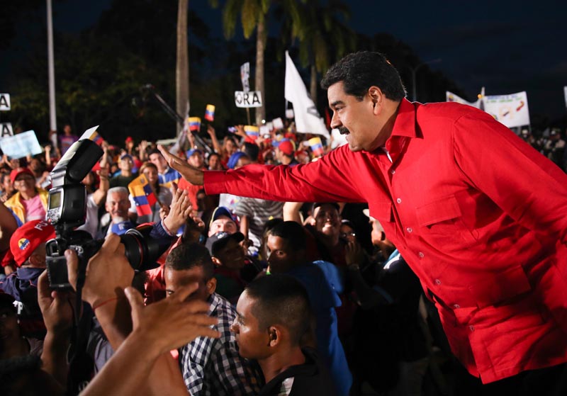 CAR804. CARABOBO (VENEZUELA), 06/12/2016.- Fotografía cedida por el Palacio de Miraflores donde se observa al presidente de Venezuela Nicolás Maduro (d) en un acto de gobierno hoy, martes 6 de diciembre de 2016, en Carabobo (Venezuela). EFE/PALACIO DE MIRAFLORES / SOLO USO EDITORIAL/NO VENTAS