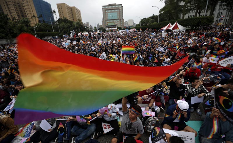 RIT05. Taipei (Taiwan), 10/12/2016.- Thousands of supporters from the LGBT (Lesbian, Gay, Bisexual and Transgender) shout slogans as they gather to support the legalizing of same-sex marriage at a major street in Taipei, Taiwan, 10 December 2016. The LGBT community held the rally to voice out their support in legalizing same-sex marriage. Taiwan parliament has begun to review a proposed bill to legalize same-sex union but has met fierce resistance from pro-family value groups which vow to block the passage of the bill at all costs. EFE/EPA/RITCHIE B. TONGO