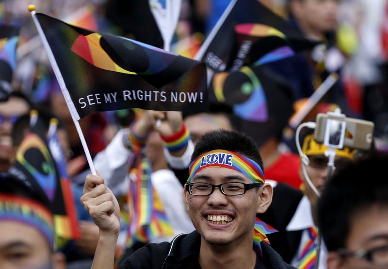 RIT05. Taipei (Taiwan), 10/12/2016.- Thousands of supporters from the LGBT (Lesbian, Gay, Bisexual and Transgender) shout slogans and carry banners as they gather to support the legalizing of same-sex marriage at a major street in Taipei, Taiwan, 10 December 2016. The LGBT community held the rally to voice out their support in legalizing same-sex marriage. Taiwan parliament has begun to review a proposed bill to legalize same-sex union but has met fierce resistance from pro-family value groups which vow to block the passage of the bill at all costs. EFE/EPA/RITCHIE B. TONGO