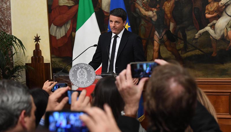 99-417941. Rome (Italy), 05/12/2016.- talian Prime Minister Matteo Renzi during a press conference in Rome, Italy, 04 December 2016 after the referendum on constitutional reform, with his wife Angese Landini in the background. Matteo Renzi has announced his resignation after exit polls on 04 December 2016 suggest a 'No' vote victory in a crucial referendum to which Renzi had tied his political future. The referendum is considered by the government to end gridlock and make passing legislation cheaper by, among other things, turning the Senate into a leaner body made up of regional representatives with fewer lawmaking powers. It would also do away with the equal powers between the Upper and Lower Houses of parliament - an unusual system that has been blamed for decades of political gridlock. (Roma, Italia) EFE/EPA/ALESSANDRO DI MEO