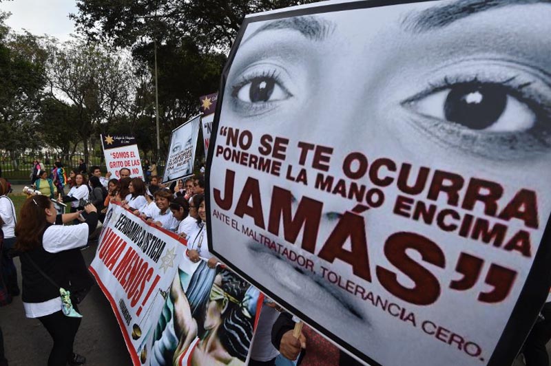 Thousands of demonstrators participate in the "Ni una menos" (Not One Less) march through the center of Lima to the palace of justice holding banners and posters condemning gender violence and femicide - gender-based killings - on August 13, 2016.  / AFP PHOTO / CRIS BOURONCLE