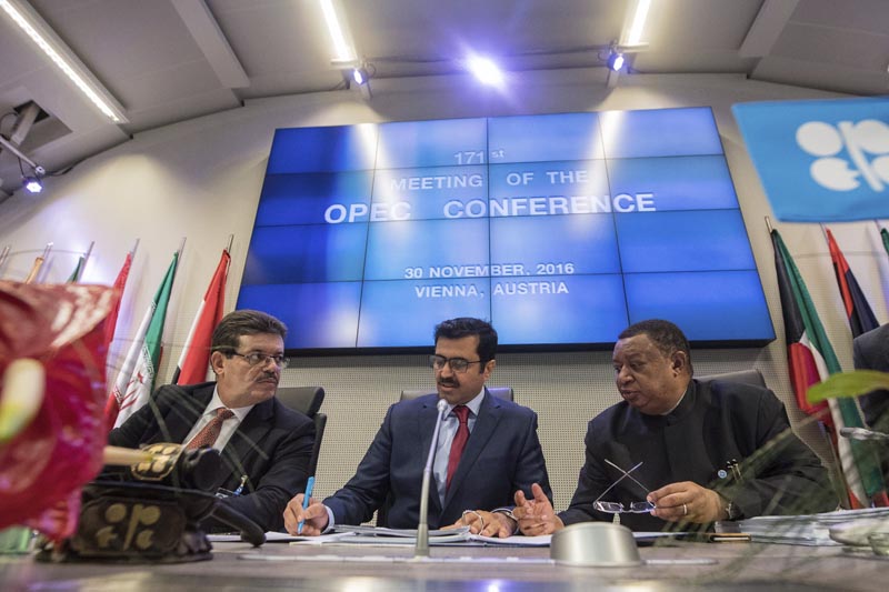 CBR149 VIENA (AUSTRIA) 30/11/2016.- El director del departamento de estudios energéticos de la Organización de Países Exportadores de Petróleo (OPEP), Mohamed Hamel (i), el presidente de turno de la OPEP y ministro qatarí de Energía, Mohamed bin Saleh al Sadaque (c), y el secretario general de la OPEP, Mohammad Barkindo, asisten a la reunión formal de ministros de la OPEP que se celebra en Viena (Austria) hoy, 30 de noviembre de 2016. EFE/Christian Bruna