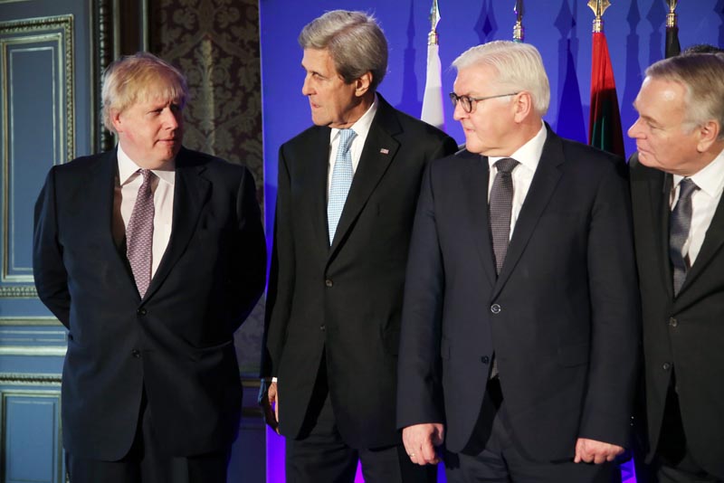 XTC120. Paris (France), 10/12/2016.- US Secretary of State John Kerry (L-2), British Foreign Secretary Boris Johnson (L), German Foreign Minister Frank-Walter Steinmeier (R-2), and France's Foreign Minister Jean-Marc Ayrault (R) talk during a picture prior to a meeting on Syria in Paris, France, 10 December 2016. Leading diplomats are trying to find solutions for Syria's desperate opposition, as Syrian government forces squeeze rebels out of Aleppo after a devastating blitz. (Siria, Francia) EFE/EPA/THIBAULT CAMUS / POOL