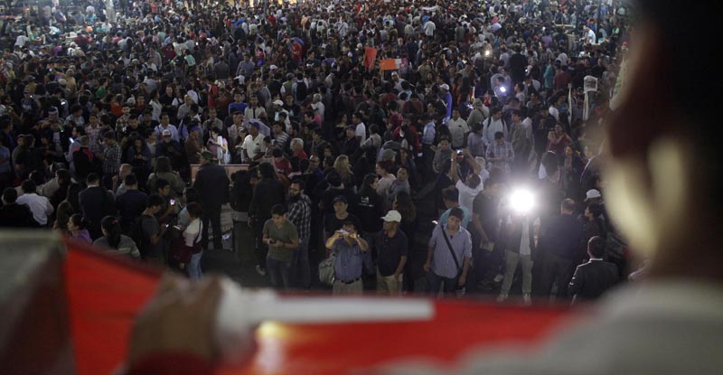 LIM11. LIMA (PERÚ), 12/12/2016.- Integrantes de colectivos civiles y estudiantes marcha hoy, lunes 12 de diciembre de 2016, en el centro histórico de Lima ( Perú). La marcha se hizo en respaldo a la ley universitaria y al ministro de Educación, Jaime Saavedra, que afronta un pedido de censura planteado por la mayoría fujimorista en el Congreso . EFE / Ernesto Arias