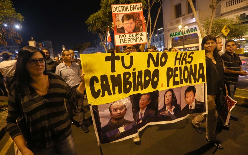 LIM10. LIMA (PERÚ), 12/12/2016.- Integrantes de colectivos civiles y estudiantes marcha hoy, lunes 12 de diciembre de 2016, en el centro histórico de Lima ( Perú). La marcha se hizo en respaldo a la ley universitaria y al ministro de Educación, Jaime Saavedra, que afronta un pedido de censura planteado por la mayoría fujimorista en el Congreso . EFE / Ernesto Arias