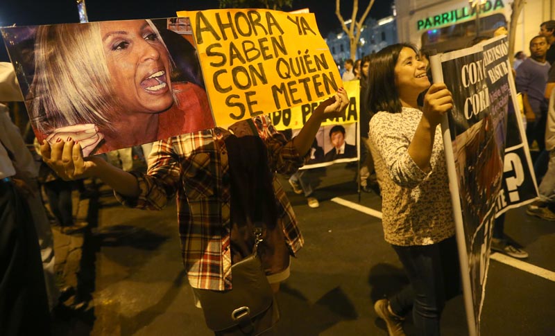 LIM01. LIMA (PERÚ), 12/12/2016.- Integrantes de colectivos civiles y estudiantes marcha hoy, lunes 12 de diciembre de 2016, en el centro histórico de Lima ( Perú). La marcha se hizo en respaldo a la ley universitaria y al ministro de Educación, Jaime Saavedra, que afronta un pedido de censura planteado por la mayoría fujimorista en el Congreso . EFE / Ernesto Arias