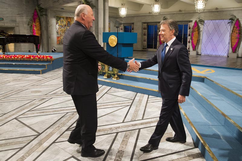 . Oslo (Norway), 10/12/2016.- Nobel Peace prize laureate Colombian President Juan Manuel Santos (R) shakes hand with King Harald of Norway during the Peace Prize awarding ceremony at the City Hall in Oslo, Norway, 10 December 2016. President Juan Manuel Santos are awarded this year's Nobel Peace Prize for his efforts to bring Colombias more than 50-year-long civil war to an end. (Noruega, Rey) EFE/EPA/HAAKON MOSVOLD LARSEN / POOL NORWAY OUT