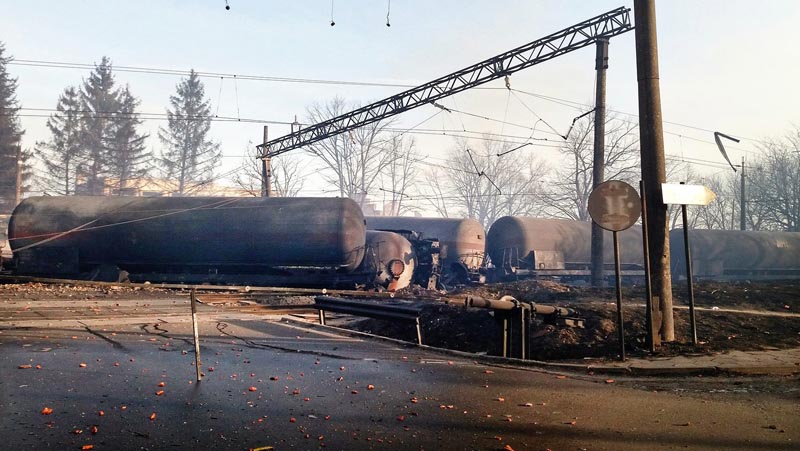 VAS03. Sofia (Bulgaria), 10/12/2016.- A general view of railway wagons after the explosion following a derailment of a goods train in the village of Hitrino some 360 km from Sofia, Bulgaria, 10 December 2016. At least five people were killed and about 25 injured in the train derailment after an explosion of gas carried in the village of Hitrino, about 360 kilometers east of Sofia. According to sources from the Bulgarian Interior Ministry, the accident occurred when the train with 26 wagons, three of them with propane-butane gas and 20 with propylene, derailed when passing through Hitrino. EFE/EPA/STOYAN NIKOLOV BULGARIA OUT