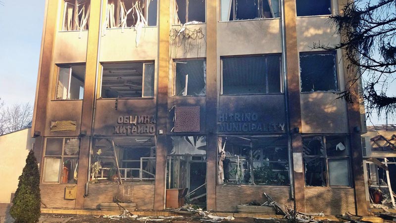 VAS03. Sofia (Bulgaria), 10/12/2016.- A general view of the damage to a building after an explosion following a derailment of a goods train in the village of Hitrino some 360 km from Sofia, Bulgaria, 10 December 2016. At least five people were killed and about 25 injured in the train derailment after an explosion of gas carried in the village of Hitrino, about 360 kilometers east of Sofia. According to sources from the Bulgarian Interior Ministry, the accident occurred when the train with 26 wagons, three of them with propane-butane gas and 20 with propylene, derailed when passing through Hitrino. EFE/EPA/STOYAN NIKOLOV BULGARIA OUT