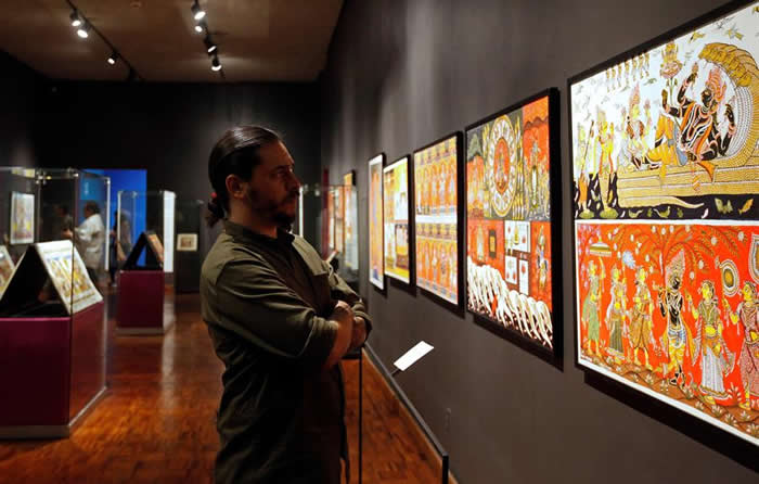 Vista general de la muestra "Palabras tangibles: preservar el patrimonio intelectual de la India" expuesta este jueves, en el Museo Regional de Guadalajara, en el estado de Jalisco (México). EFE/ Francisco Guasco