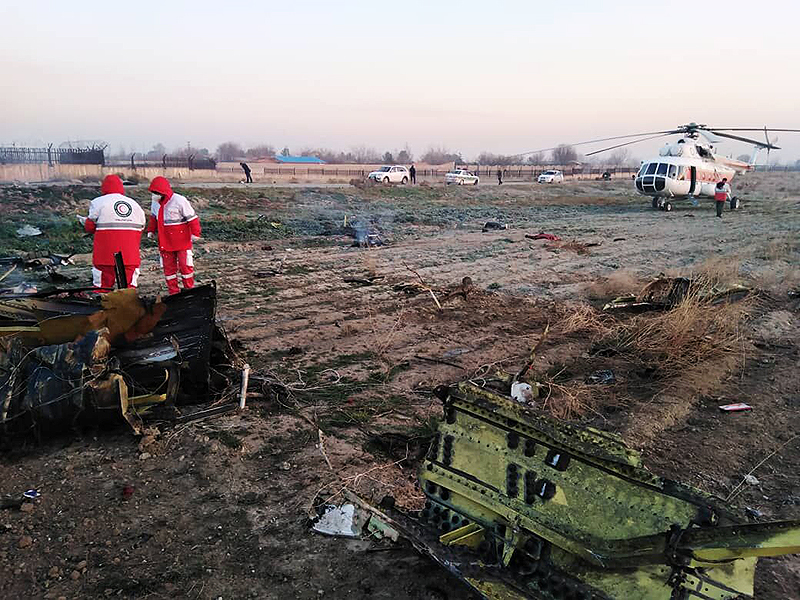 Fuerzas de rescate en el lugar del accidente donde cayó la aeronave de Ukraine International Airlines con 180 pasajeros.