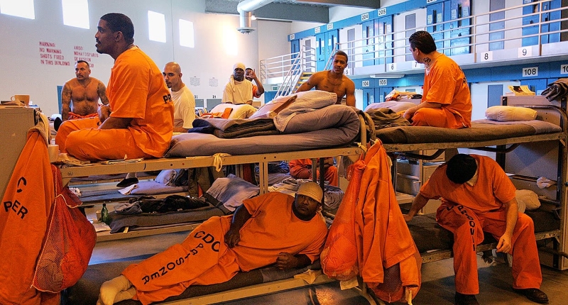 Cárcel de EEUU prohíbe uso de mascarillas a los presos porque “se las van a  comer” » Crónica Viva